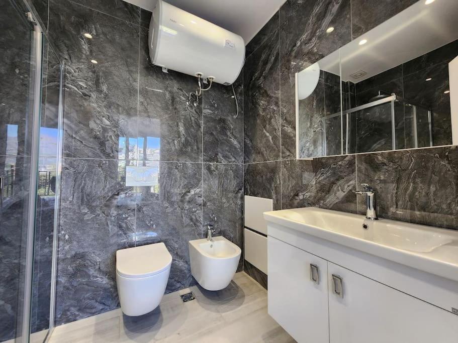Penthouse With A City View Tirana Extérieur photo
